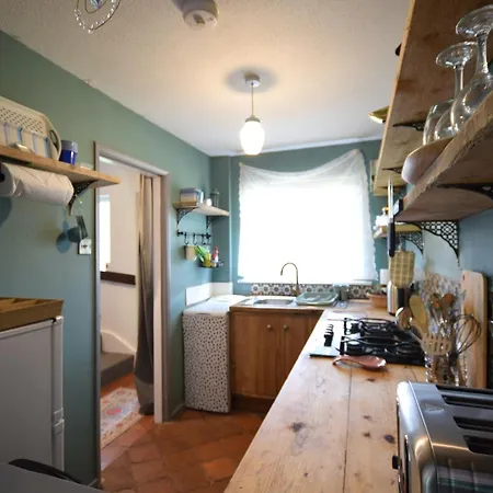 Stylish 1br Retreat With Garden And Rustic Kitchen *