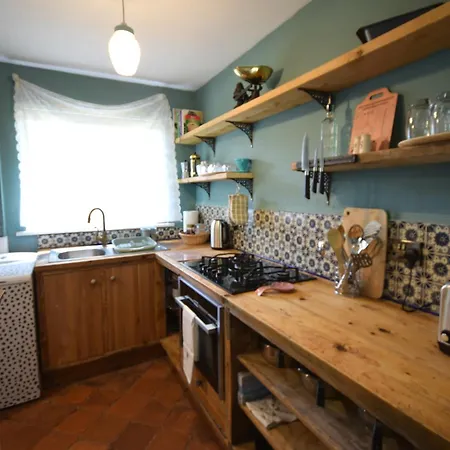 Stylish 1br Retreat With Garden And Rustic Kitchen