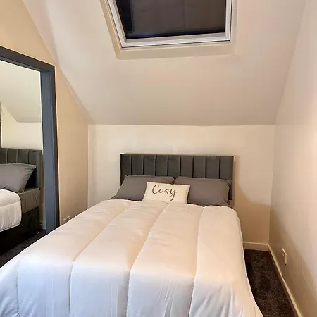 Our Charming 3-bedroom, 1-bathroom Flat *