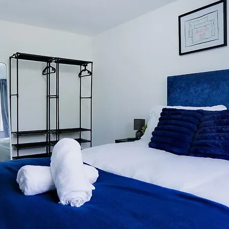 Spacious 2BR Near Centre Sleeps 6 Parking *