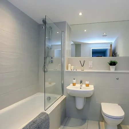 Stylish Two Bedroom With Balcony Манчестер