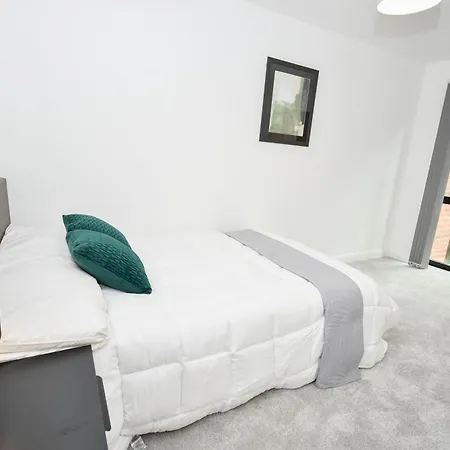 Modern 3br & 2ba With Free Parking, M4 *