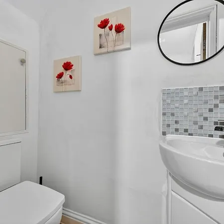 Four Bedroom House By Brookland Serviced Short Lets Salford With Free Wifi Апартаменты