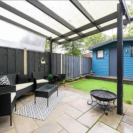 Апартаменты Salford Large 4 Bed Sleeps 7 Манчестер