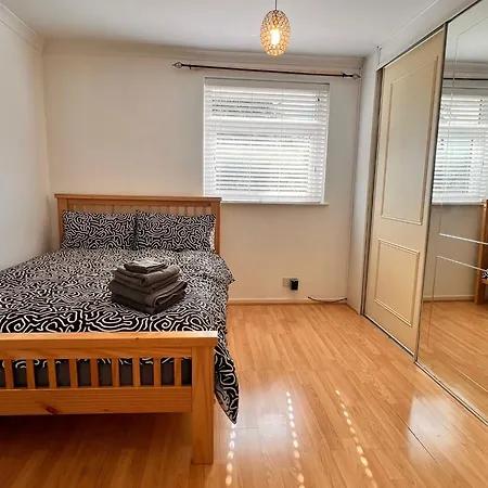 Stylish To Rent 100m From The Etihad And Coop Live مانشستر