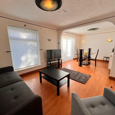 Stylish To Rent 100m From The Etihad And Coop Live アパート *