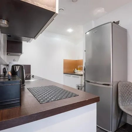 Modern 2 Bed With Balcony By Arndale