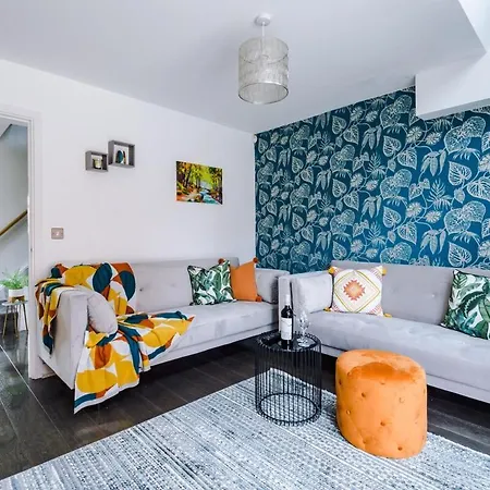 Stylish 4 Bedroom House - Parking, Wi-fi, Kitchen 公寓 *