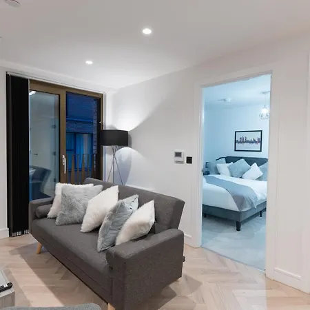 One Bed Flat 7 Mins Walk To Piccadilly Apartment *