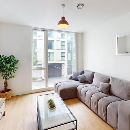 Orbit Modern 2 Bed 2 Bath Centre Apartment