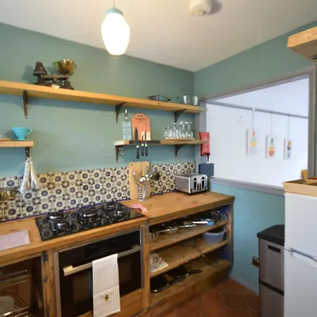 Stylish 1br Retreat With Garden And Rustic Kitchen 펜션