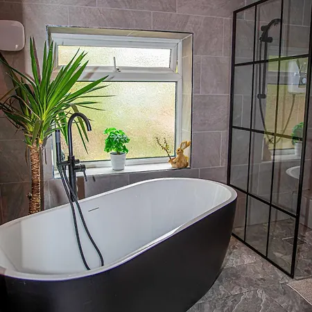 2br In Near Etihad Stadium With Parking