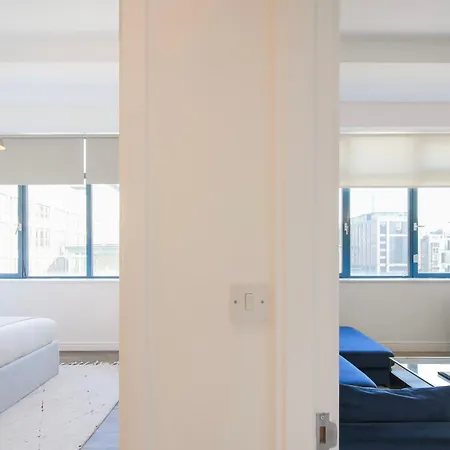 Large Centre Stylish And Spacious مانشستر