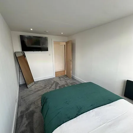 6 Guests Parking Near Old Trafford Football & Cricket 10 Mins To Ideal For Contractors & Professionals Manchester