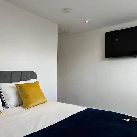 6 Guests Parking Near Old Trafford Football & Cricket 10 Mins To Ideal For Contractors & Professionals *