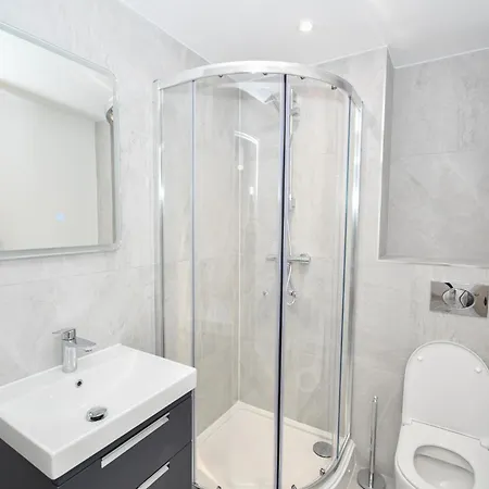 Appartement Modern 3br & 2ba With Free Parking, M4