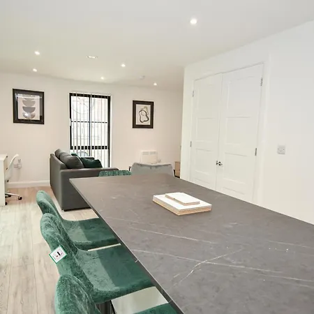 Modern 3br & 2ba With Free Parking, M4 アパート マンチェスター