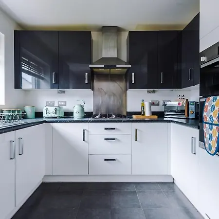 Stylish 4 Bedroom House - Parking, Wi-fi, Kitchen 公寓 曼彻斯特