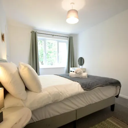 Holiday home Stylish 1br Retreat With Garden And Rustic Kitchen *