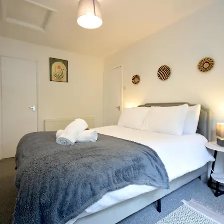 Stylish 1br Retreat With Garden And Rustic Kitchen * 맨체스터