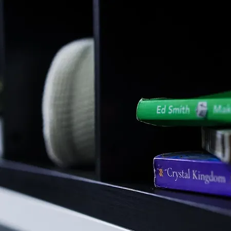 Modern 2br Flat - Parking - Sleeps 6 *