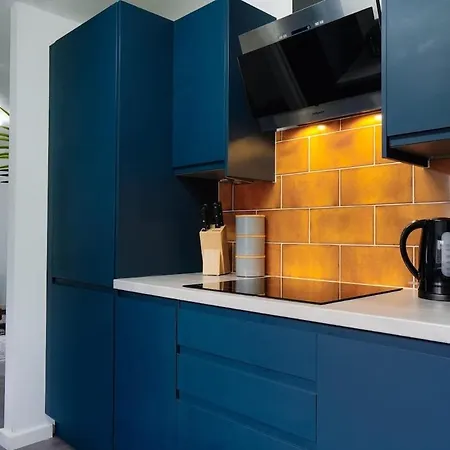 Sleek 2Br Flat Near City Centre - Parking - 6