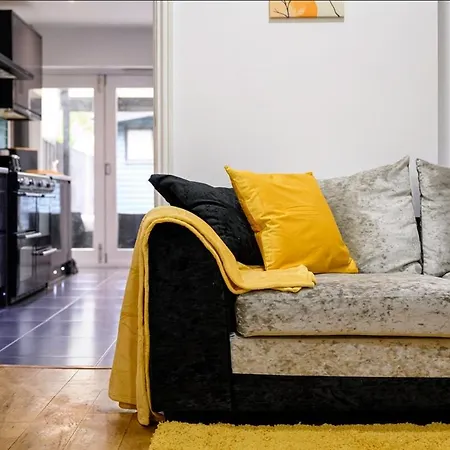 Salford Large 4 Bed Sleeps 7 Апартаменты *