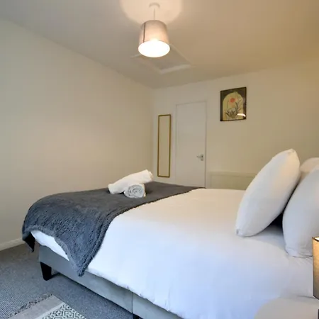 Stylish 1br Retreat With Garden And Rustic Kitchen 맨체스터