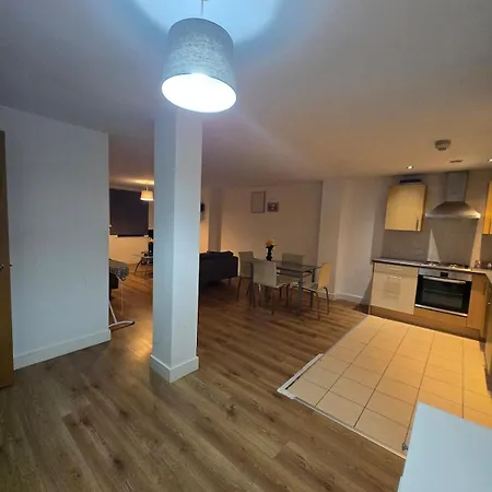 Spacious 2 Bedroom Centre