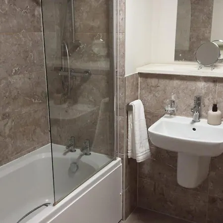 - Sleeps 4 Pets Allowed & Parking Manchester