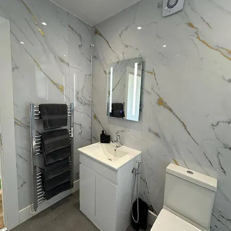 6 Guests Parking Near Old Trafford Football & Cricket 10 Mins To Ideal For Contractors & Professionals Apartment *