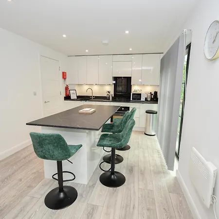 Modern 3br & 2ba With Free Parking, M4 アパート