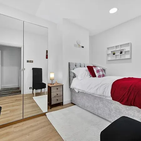 Апартаменты Salford Large 4 Bed Sleeps 7 Манчестер