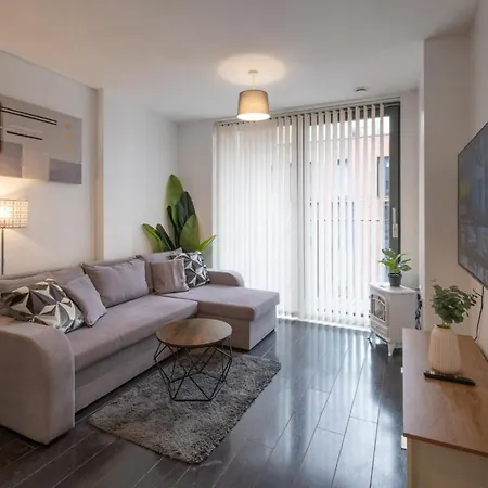 Modern 2 Bed With Balcony By Arndale Διαμέρισμα