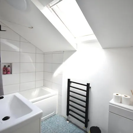 Stylish 1br Retreat With Garden And Rustic Kitchen 펜션