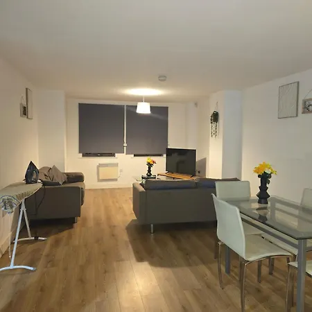 Spacious 2 Bedroom Centre *