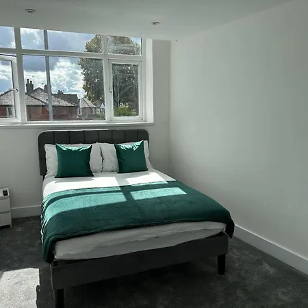 Апартаменты 6 Guests Parking Near Old Trafford Football & Cricket 10 Mins To Ideal For Contractors & Professionals Манчестер