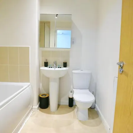 Modern 2 Bed House Close To * مانشستر