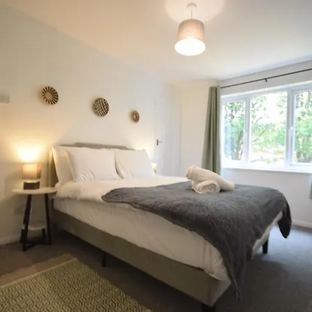 Stylish 1br Retreat With Garden And Rustic Kitchen * 맨체스터