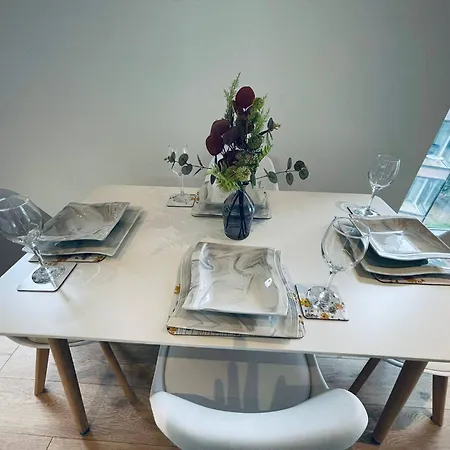 Sky View Centre Luxe - 2 Bedrooms Daire