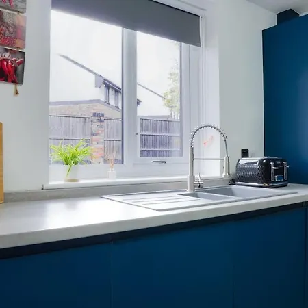 Spacious 2BR Near Centre Sleeps 6 Parking Apartamento *