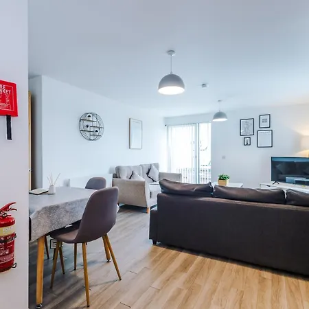 Stylish Two Bedroom With Balcony