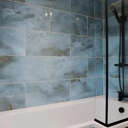 Spacious 2BR Near Centre Sleeps 6 Parking
