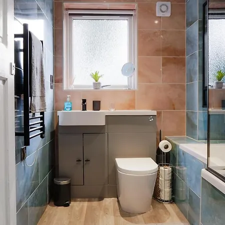Spacious 2BR Near Centre Sleeps 6 Parking Apartamento