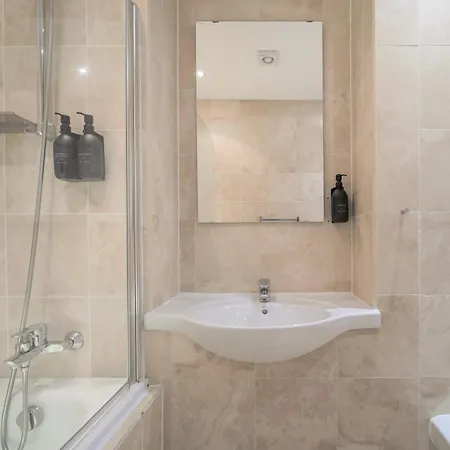 Large Centre Stylish And Spacious Appartement *