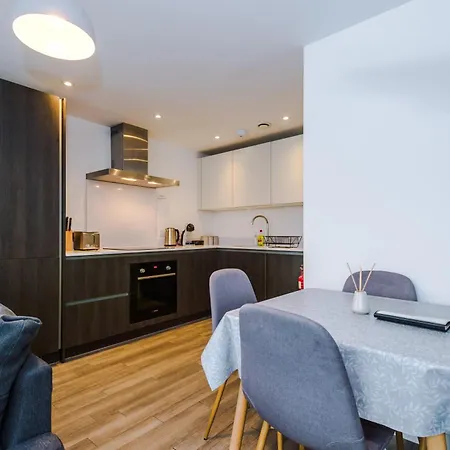 Stylish Two Bedroom With Balcony Lägenhet *