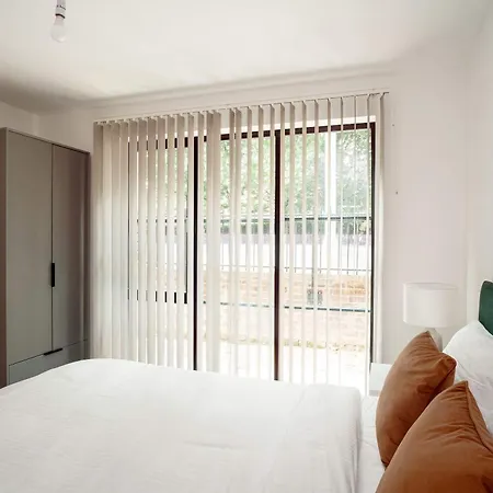 Contemporary 2bed Near Etihad Apartment