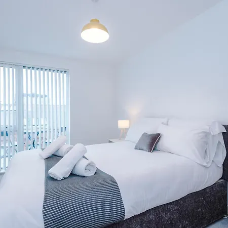 Stylish Two Bedroom With Balcony *