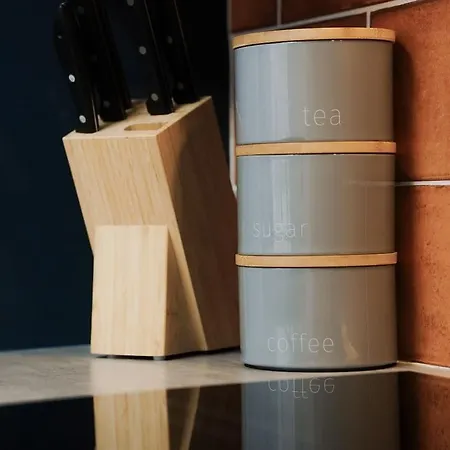 Spacious 2Br Near Centre - Sleeps 6 - Parking