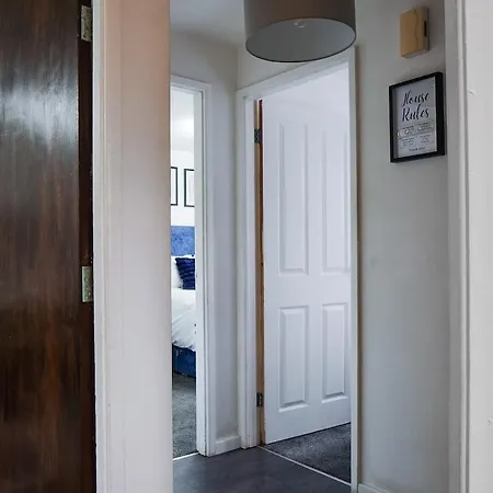 Spacious 2BR Near Centre Sleeps 6 Parking Apartamento *